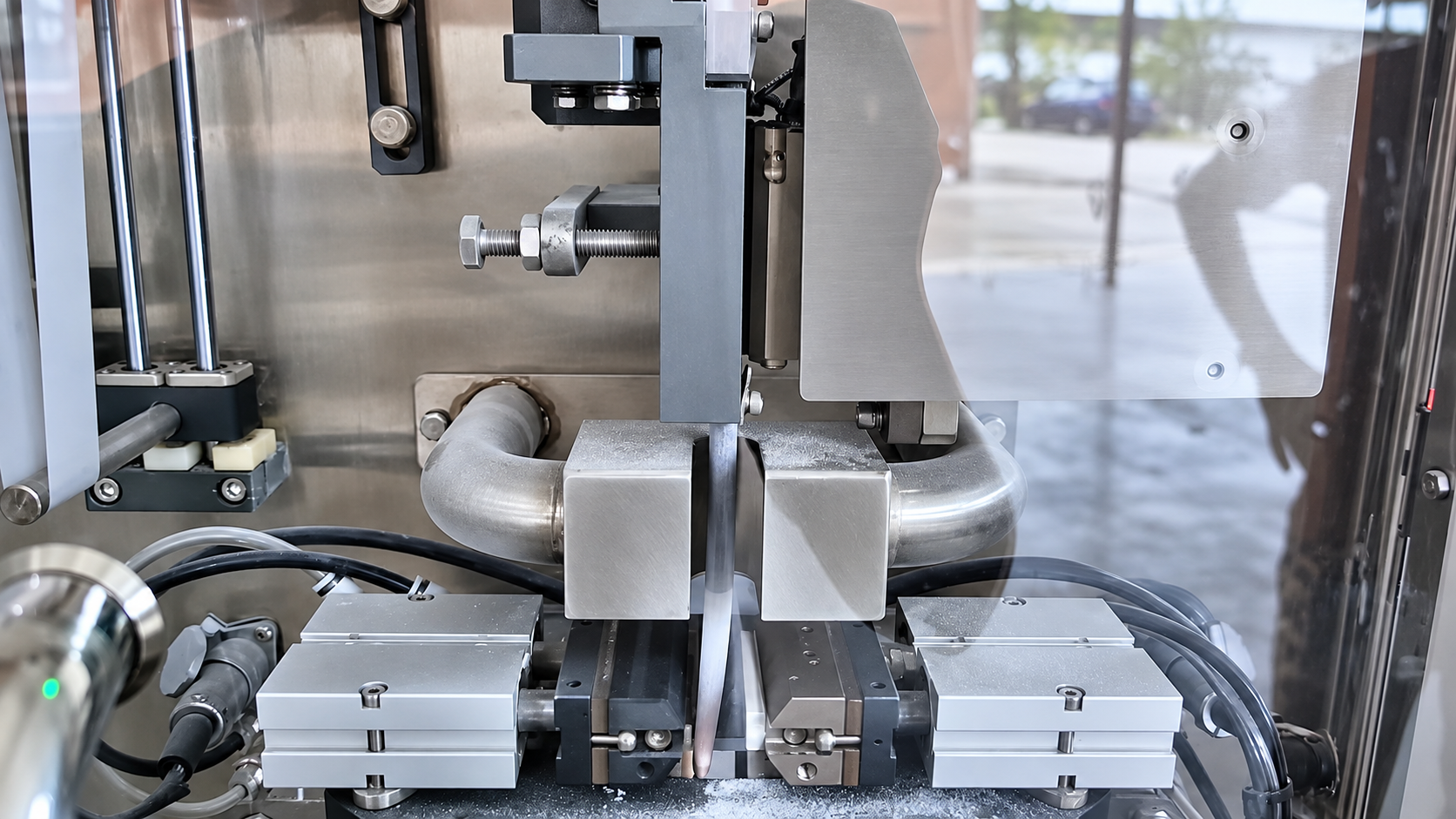 Outer-film path and sealing station behind the machine guard