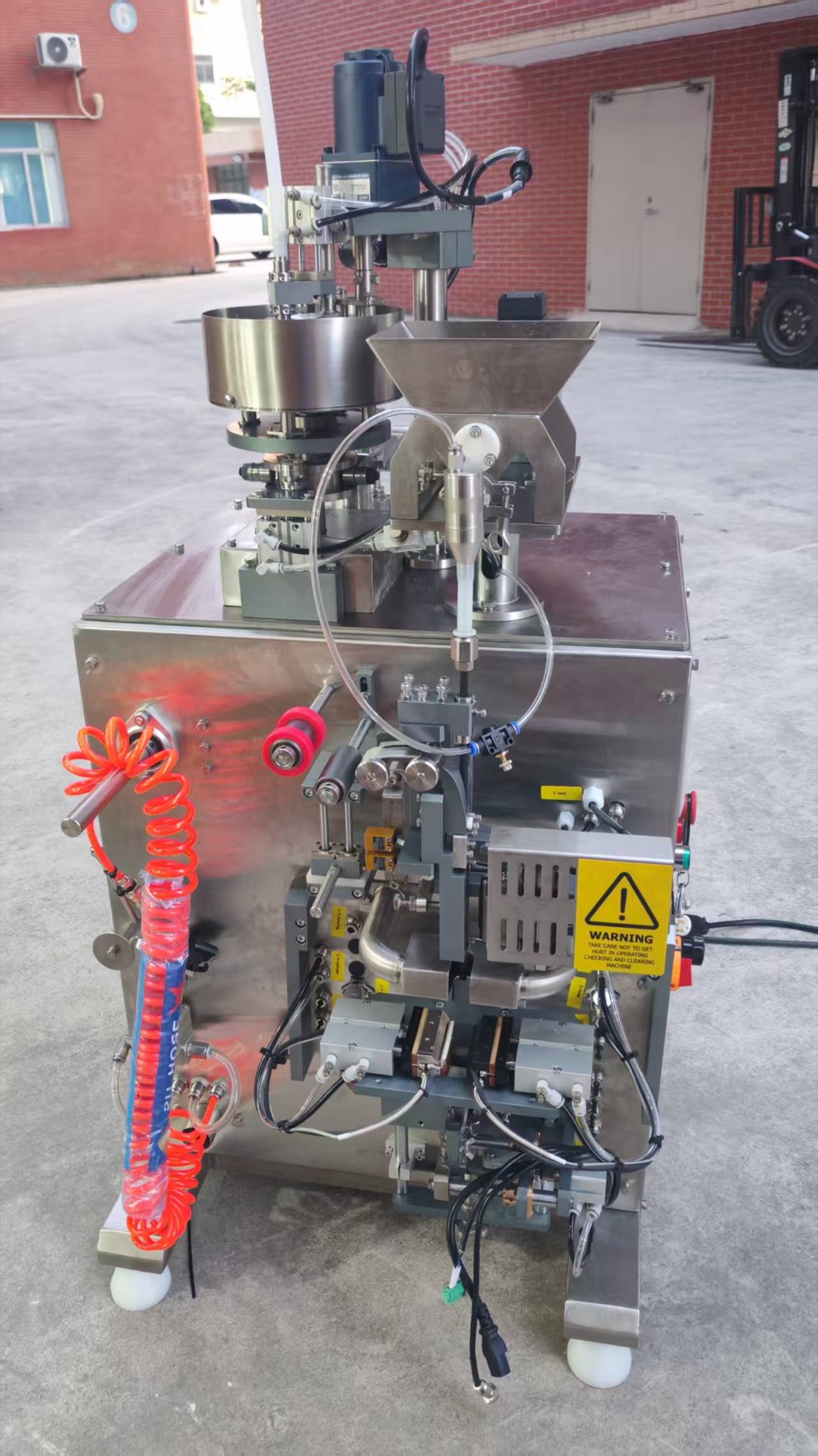 Upper hopper and metering assemblies on the experimental pouch machine