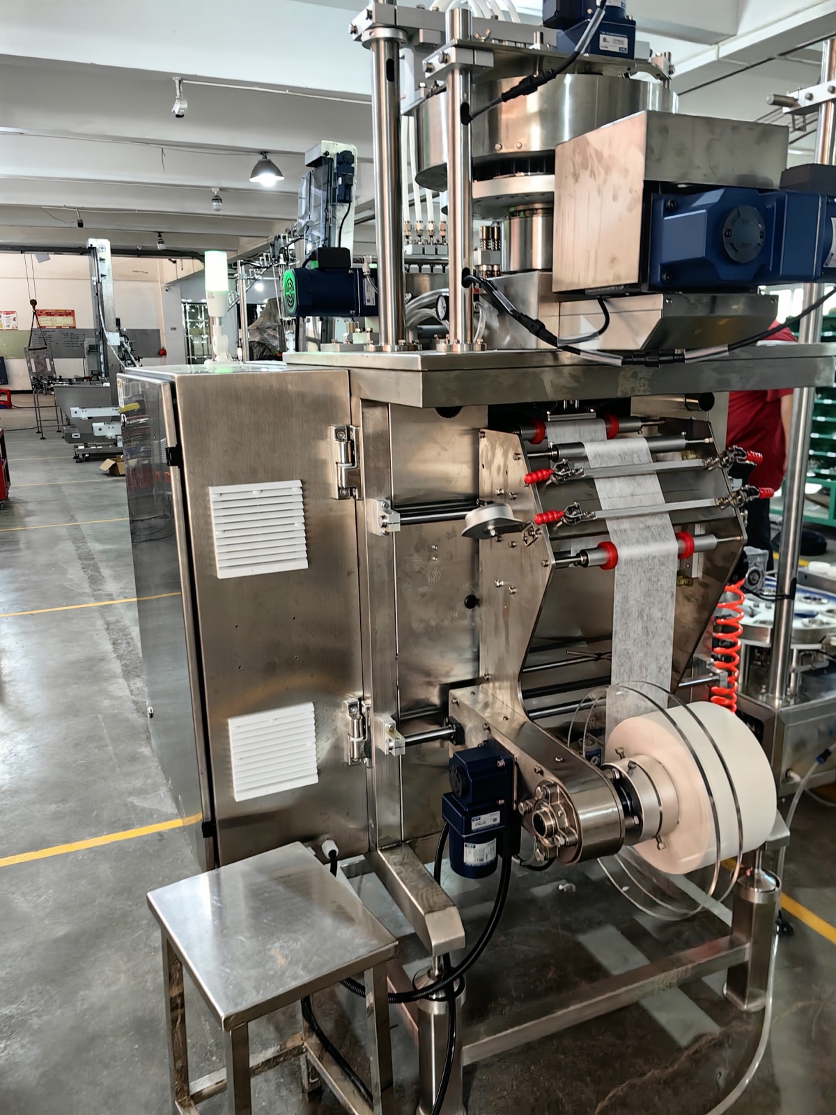 Non-woven web passing through guide rollers on the four-lane machine