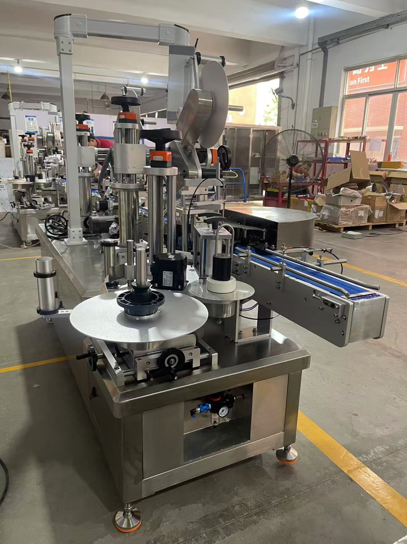 Angled factory view of the automatic round-can labelling machine