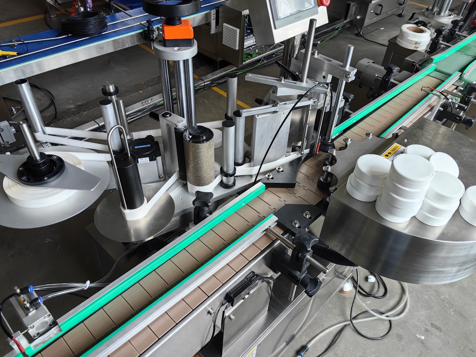 Can handling and labelling module on a production line